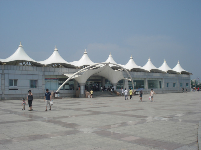 东北端的黄海之滨,是中国首批最佳旅游城市浪漫之都大连的后花园。 金石滩,1988年,被确定为国家级风景名胜区;1992年10月,被国务院批准成立国家旅游度假区;2000年被评为全国首批国 家AAAA级旅游景区,2002年通过了ISO9001和ISO14001国际质量与环境体系认证;2004年被评为中国国家地质公园;2010年被评为 国家AAAAA级旅游景区。 金石滩,距大连市中心50公里。陆地面积62平方公里,海域面积58平方公里。这里三面环海,冬暖夏凉,气候宜人,延绵30多公里 的海岸线,凝聚了3-9