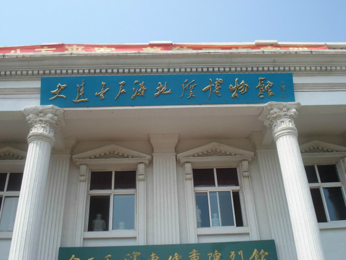 东北端的黄海之滨,是中国首批最佳旅游城市浪漫之都大连的后花园。 金石滩,1988年,被确定为国家级风景名胜区;1992年10月,被国务院批准成立国家旅游度假区;2000年被评为全国首批国 家AAAA级旅游景区,2002年通过了ISO9001和ISO14001国际质量与环境体系认证;2004年被评为中国国家地质公园;2010年被评为 国家AAAAA级旅游景区。 金石滩,距大连市中心50公里。陆地面积62平方公里,海域面积58平方公里。这里三面环海,冬暖夏凉,气候宜人,延绵30多公里 的海岸线,凝聚了3-9