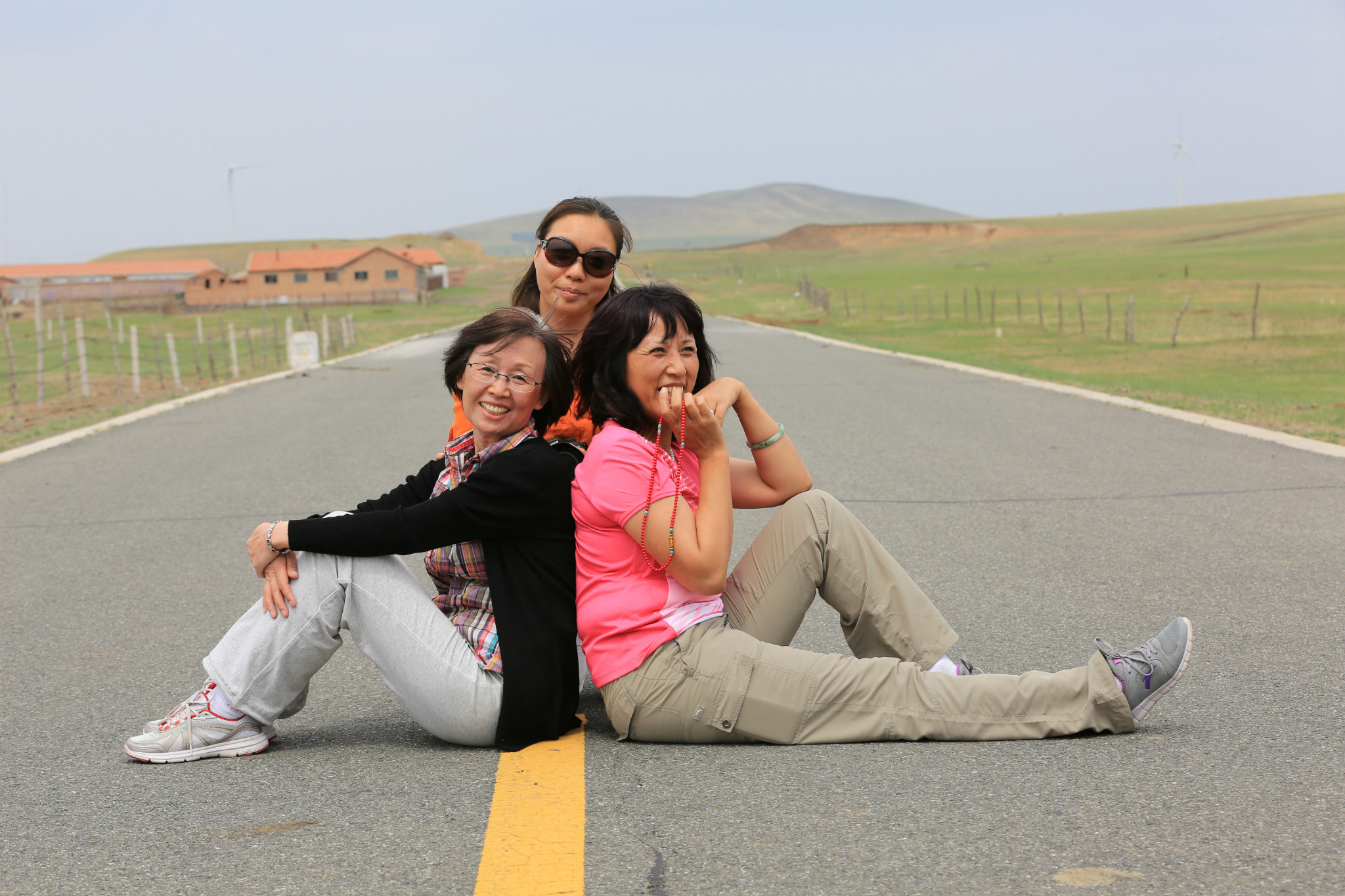 娜娜,温老师和我,三人在空无一车的公路上摆拍起来.