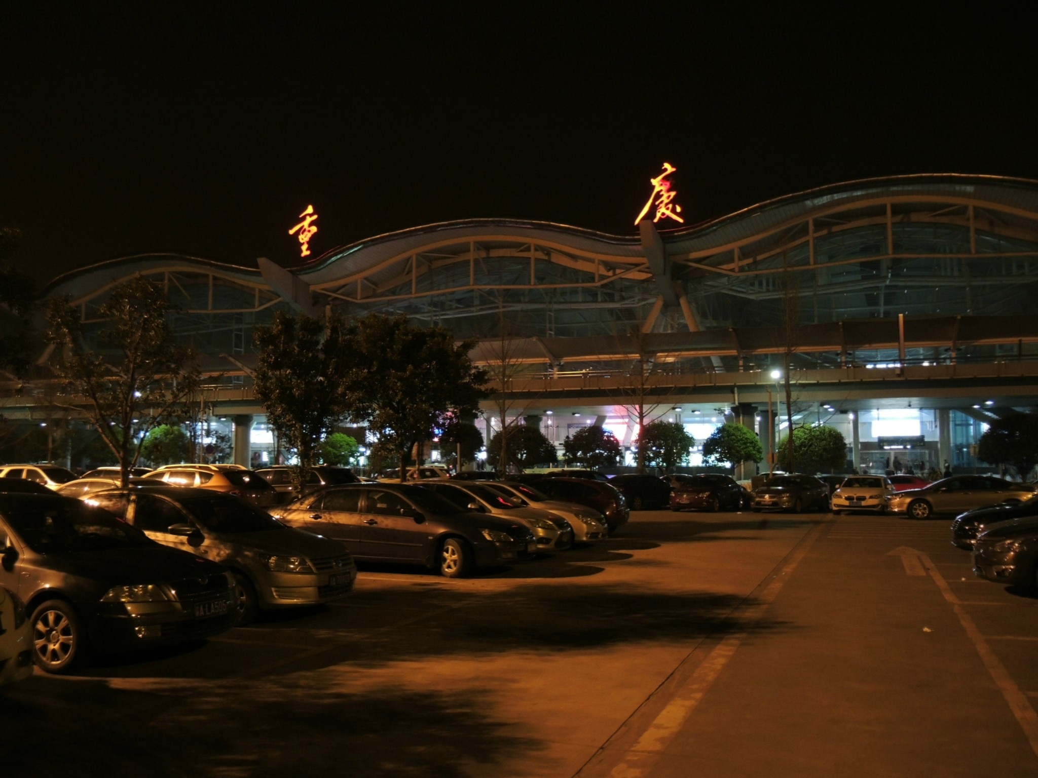 凌晨到达重庆江北机场,停车场里停满了汽车.