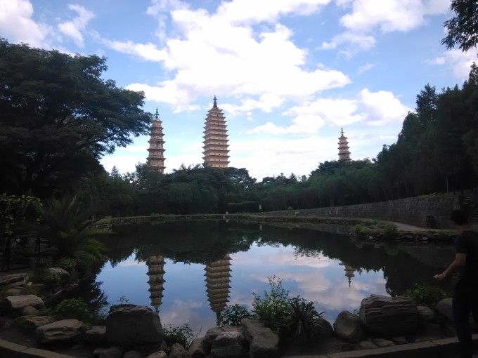两个小时以后,火车到达大理火车站,一下火车小主就喜欢上了大理,空气里都是喜欢的味道,哈哈。由于大理停留时间比较短,所以提前联系客栈来接站,这样可以节省很多时间。 大理的客栈是通过去哪儿网预订的大理碧海蓝天客栈,网上评价超高,小主用现金券半价入住,一晚68元,超级划算哦!客栈来接站有优惠,30元,而送站则没有优惠,50元。 上火车前,接站的司机师傅就发来短信确认接站时间,下火车以后马上接到电话,很快就找到了司机,是辆红色的私家车,司机还是位帅气的小伙呢。从大理火车站到客栈差不多30分钟的车程,中间还会从城市