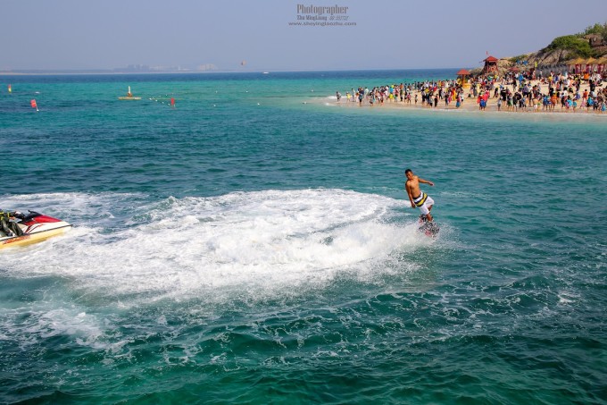 海安下高速,在海安的加油站里问了一个海口的司机,他说去海口从海安的北港码头过海比较快,因为那是火车渡船比较准时,我到徐闻加油站的时间是晚上8点多,我想反正是过海坐船的,在船上可以休息,就直接去海南过夜吧,就按照刚才海口司机说的去北港码头过海,顺着指路牌很快就到了码头,车辆不多,买好票一车一人419元,等了又40分钟,来船了上船,我排在前面,上船后被安排在出口处,第一辆车上岸,渡船实行人车分离,司机不能留在车上,全部进船舱休息,我的睡觉计划被打乱了,只好和所有的司机一样进船舱休息,还好这般是快船,一个多小时