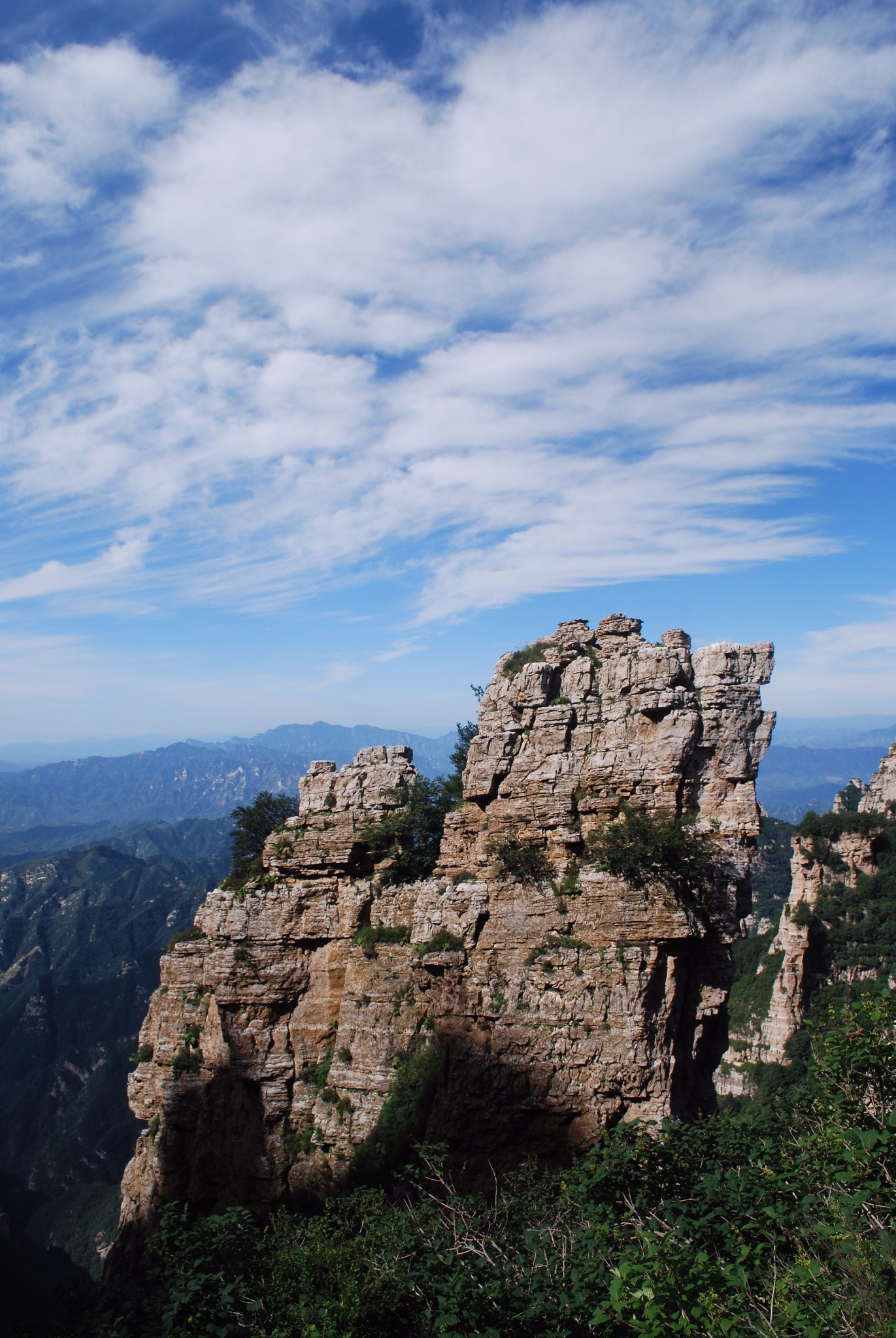 连续两日上涞源白石山:仙雾飘飘与湛蓝如洗