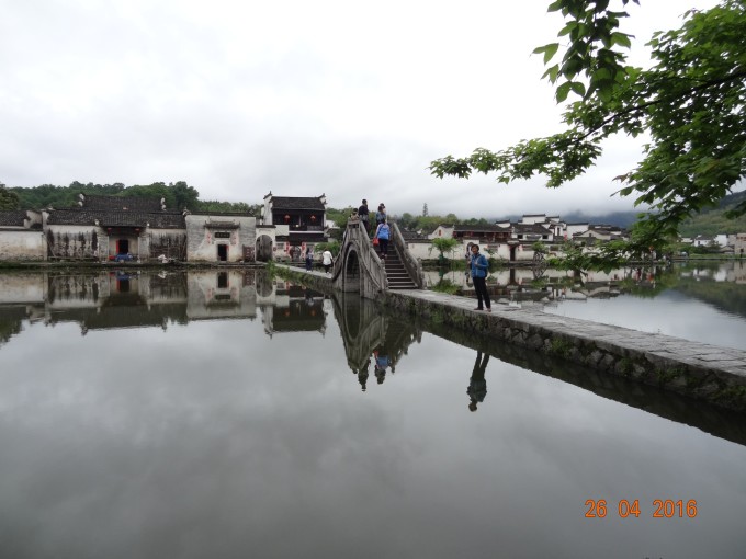 4月26日,中雨,无法上黄山,临时决定去宏村旅游,8:00从小飞人家出发,去黄山风景区东岭换乘站,购买去宏村的汽车票,15元/张,8:30发车。9:30到达宏村,门票104元/张,65周岁以上免门票。旅游的团队一个接一个,到处都是人,11:30游览结束,去汽车站购票返回。12:50发车返回。13:40回到东岭换乘站,13:54回到小飞人家。