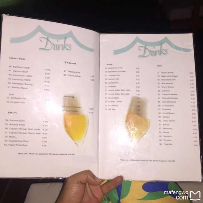 到了酒店,酒店送上了毛巾和一个椰子,很人性化嘛............然后...然后游客陆陆续续进酒店了。然后。。。然后发现我们的行李不见了。。。。我勒个去。。。没行李我玩毛线啊。 我的英文很烂,只能指着行李说no。lost等等。好在酒店负责的懂我的意思了。一边急急忙忙让英语熟练的老婆从房间下来,一番沟通,酒店工作人员陪我去下船的地方找行李,,,,一路忐忑啊。除了重要的东西,钱,护照都随身携带,其它的都在箱子里面。难道要我穿长袖皮鞋去海岛玩啊。胡思乱想的一阵,摩托车到达码头,酒店和码头沟通,说没看见,心里