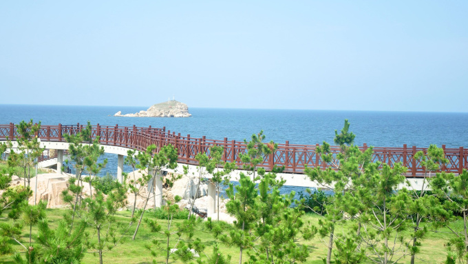 烟台海昌鲸鲨海洋公园(烟台海昌鲸鲨馆)位于海昌渔人码头,靠近第二海水浴场,坐17路双层公交巴士过来,沿途都是海景,非常赞。 图:烟台海昌鲸鲨馆 整个造型是鹦鹉螺,可惜附近没有制高点可以拍摄全景。这是世界上第一家以鲸鲨为主题的海洋科技馆,来海洋馆就是为了增长见识,非常建议带小朋友来看。 图:人鲨共舞 馆里最重量级的就是鲸鲨池了,鲸鲨应该算是海洋中最古老神秘、体型最大的鱼类了,但性格却十分温顺,最大可以长到20米长,15吨重,号称鱼类之冠。 池里的鲸鲨确实大,带领着双髻鲨、燕鳐、鲎头鳐等鱼类一同遨游,海洋霸