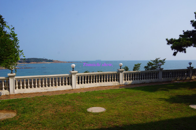 胜利日,我们一家带上爸妈去青岛,上次湖北旅游二老一个受伤,一个生病,这次在出发前就请二老保重,好在这能成行了。今天的目标是到青岛八大观锦绣园589公里,早晨6点20到明故宫干休所,接上二老,向二桥进发,一路道路非常畅通,车也不多,是不是都在家看阅兵啊,别以为我们在路上看不到,女儿用手机在车上直播,但信号断断续续。青岛海湾大桥又称胶州湾跨海大桥,大桥全长36.48公里,投资100亿,历时4年,全长超过我国杭州湾跨海大桥与美国切萨皮克跨海大桥,是当今世界上最长的跨海大桥。大桥2011年6月30日全线通车。是我