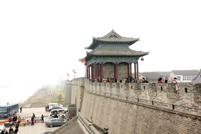 东门内不远是武禹襄故居,位于迎春街,占地面积9200平方米,建筑面积6000平方米,属清代道光年间建筑。故居原有房屋75间,现存42间,分东、中、西三条南北轴线排列,其房屋错落有致、左右对称、崇脊飞檐。武河清,字禹襄(1812-1880),号廉泉,清代直隶广平府人。禹襄曾祖静远以武痒生授卫千总职;祖父大勇,弱冠游武摩;父烈,邑摩生。长兄澄清,举人,官