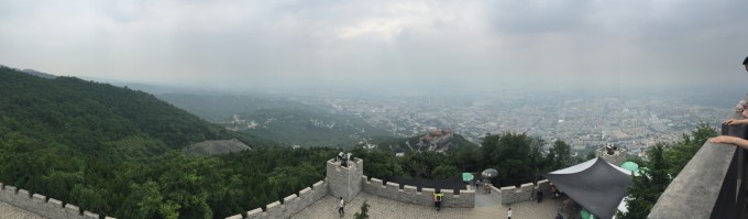 抵达西安已是晚上11点,打了个出租车直奔酒店休息。 预计玩3天,所以3天全部住在这了。 (坐在出租车上,丢了一个大脸。刚下飞机想抽根烟找师傅借了火,点上烟后由于后座的车窗是关着的,找了半天车窗升降键没有找到对师傅说麻烦车窗帮我开开,师傅回了句在下面有个摇的把手。我找了半天果然在我小腿处有个把手。由于习惯了自己城市的出租车都的电动的有亮光的很容易找到。 ) 出租车开了一个多小时抵达酒店。由于机场是咸阳的,我们住的地方是西安 回民街附近 应该是西安市区的样子吧!所以还是蛮远的。