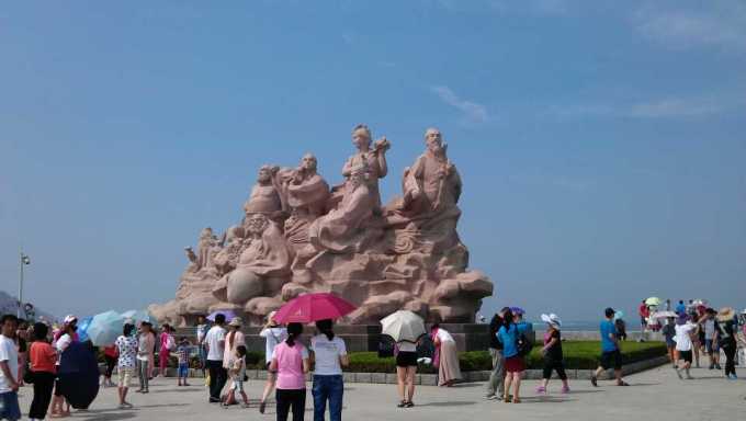。主要有三大景点孔庙孔府孔林。【百度】因为是孔子的故乡,教师资格证好像是免费;学生有学生证半价,没有学生证,身份证也可以。 孔庙是祭祀孔子,表彰儒学的庙宇。始建于周,完成于明清时期,是世界上两千余座孔庙中最大的一座。三路布局,九进庭院,贯穿在一条中轴线上,左右作对称排列。整个建筑群包括五殿、一阁、一坛、两堂、17座碑亭,共466间,分别建于金、元、明、清和民国时期。主体建筑大成殿,重檐九脊,黄瓦飞甍,周绕回廊,为东方三大殿之一。汉以来的历代碑刻1040多块,连同大量书、画、牌、匾等珍贵文化遗存。【百度】