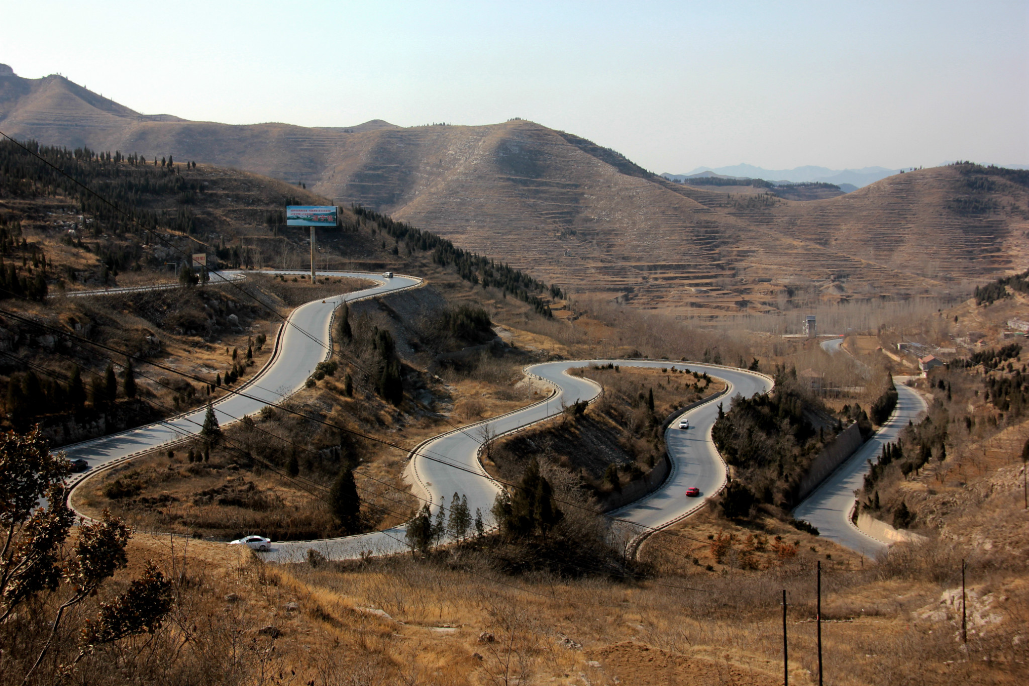 潍坊到济南的必经之路上,有个如牛角弯弯的盘山公路