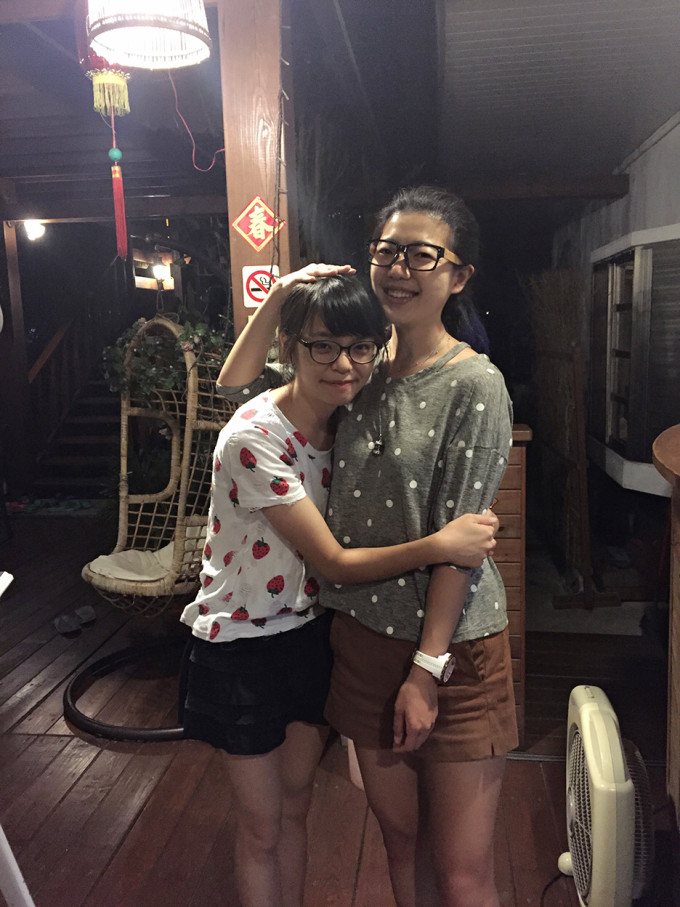 。 挚爱买买买的民宿老板娘。 还记得贾斯汀一边带着我们参观,一边吐槽他妈妈,买花买草买地买家具买装饰品买餐具买一切,于是待我们参观完毕,只总结出一条真理买买买是打造美好生活的基石,是通往幸福生活的桥梁! 整个民宿像一个在森林里的花园,放眼望去满目绿色,花花草草被打理的繁茂,随处可见的石像也都长满青苔,随时向客人展示时间的样子,桌椅几乎都是木质,常年的日晒雨淋增添了很多味道,房间里的任何角落也都不缺乏惊喜。