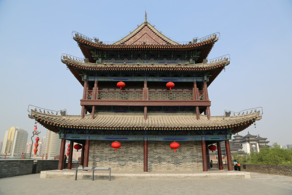 兵马俑和华清宫离得不远,可以放在一起游览。去兵马俑、华清宫一线,可在火车站前乘306路(游5路),直达景点。速度快、车次多(正常顺序先到华清宫参观,再坐车至兵马俑,由兵马俑返回。因为兵马俑是始发站,如果车上人满的话,回市区时路过华清宫是不停的)。游5路:首班7:00,末班19:00,走高速,车程约1小时。