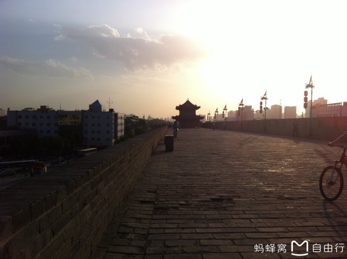 郑家客栈国际青年旅舍,攻略上灰常有名,预定的时候显示没房间,我只好选择了城外的一家小店。 到郑家门口,一问还有大炕房138,夏天就定了,我也把东西放在她这里,轻装逛古城。 其实进城之后盘算了下行程就后悔将住宿定在城外,太不方便。但已经下单,不去钱也不退了,店主让我先逛,晚上开车来接我。造化弄人,晚些联系的时候,店家居然主动提我可以退房,并且把自主决定权给了我,此举正合我意,于是我毫不犹豫且愉快地决定和小伙伴拼房郑家一起住。哈,饶了一圈,居然还是住在了中意的客栈,也许这就叫命中注定。 事实证明,这是多么英明