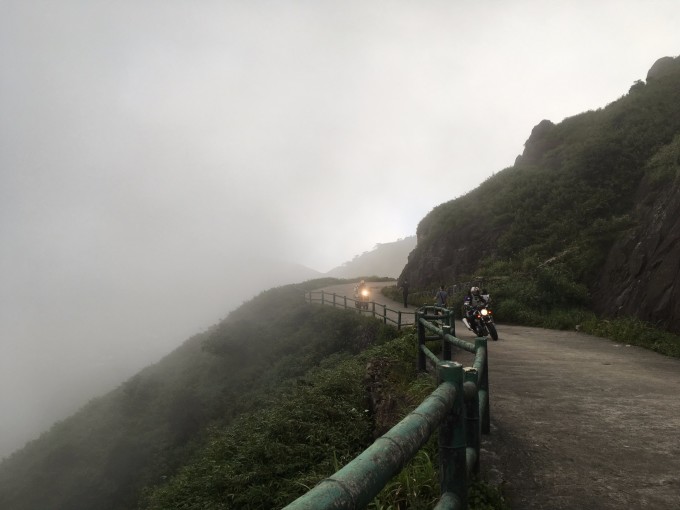 瑶族自治县高寒山区自愿移民示范区内,占地面积47.75亩,建筑面积14566,于2009年规划,2010年12月动工兴建,2012年12月底全面完工。) TIPS:不知道为什么,刚开始我用高德地图搜瑶族博物馆,居然把我们导航到一个市场墟了,人来人往,商铺云集,好不热闹 --> 。后来再改用某度地图才正确找到位置。另外,网上说博物馆需要门票,但我们去的时候是免费的。 博物馆有许多关于瑶族的历史,风俗等,真的非常值得一看!老婆大人就在里面研究瑶族迁徙图那副刺绣,研究个把小时。 --> 。
