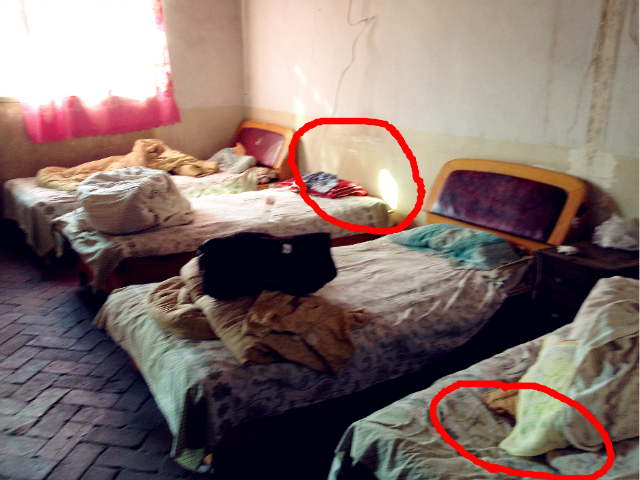 床头靠掉了,床板坐塌了