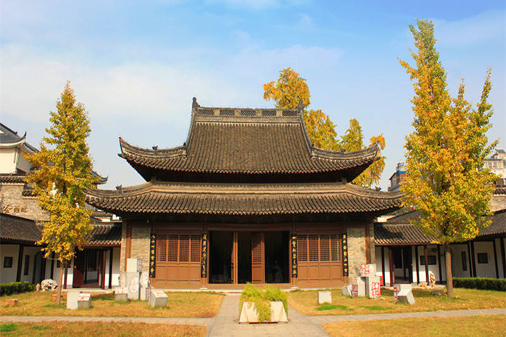 八怪紀念館位於金農故居西方寺內,展廳中陳列有